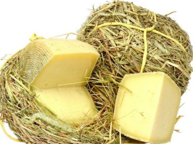 Formaggio ovicaprino affinato al fieno
